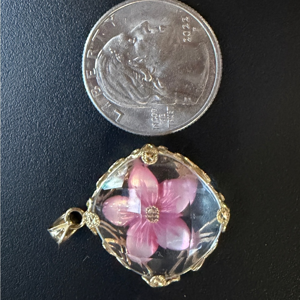 Mother of Pearl 14K Gold Flower Pendant - Picture 8 of 9